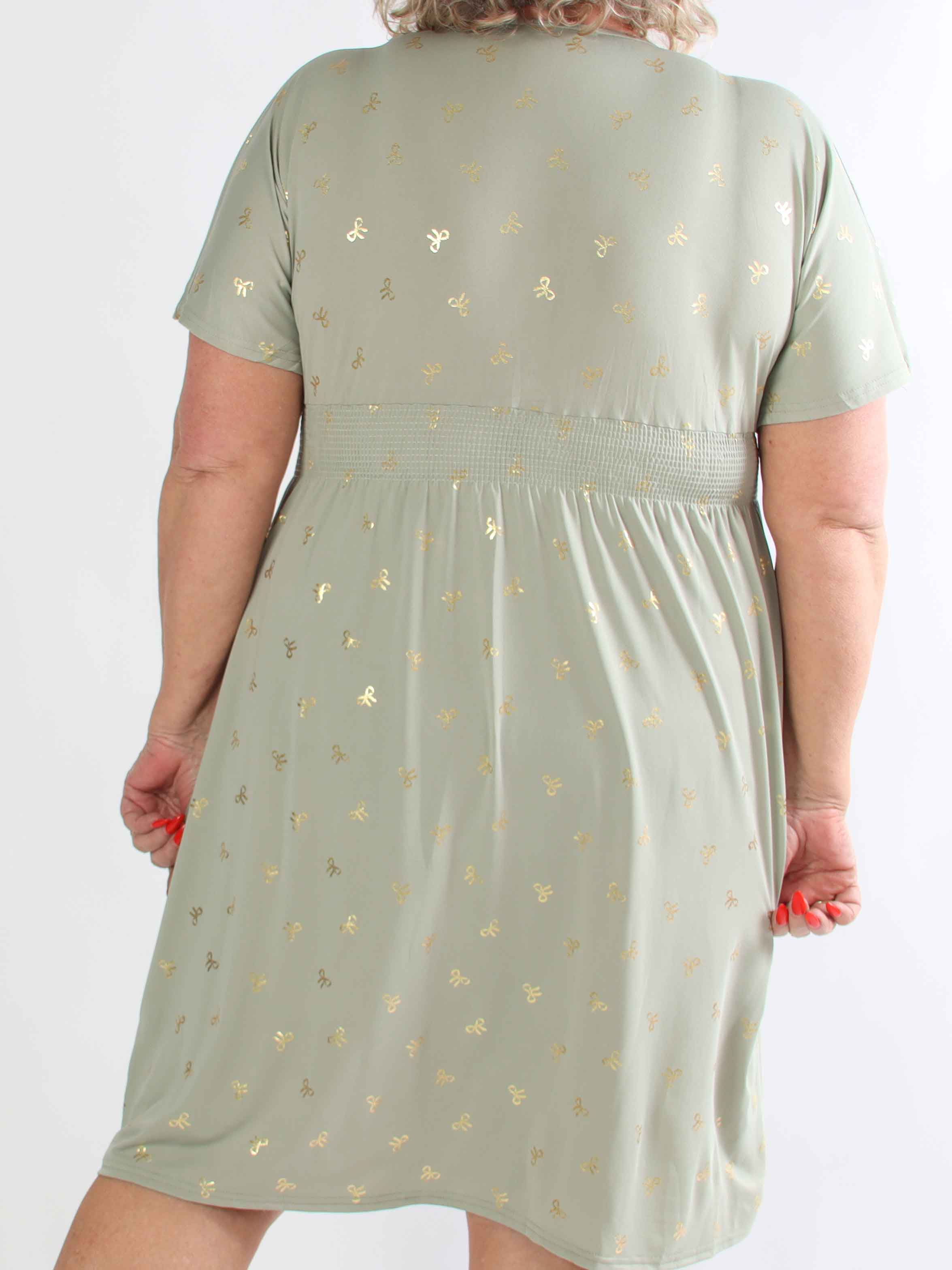 Pams Gold Bow Short - Plus size kjole med smock i livet og fine guld sløjfer